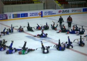 Buz hokeyciler kampa girdi